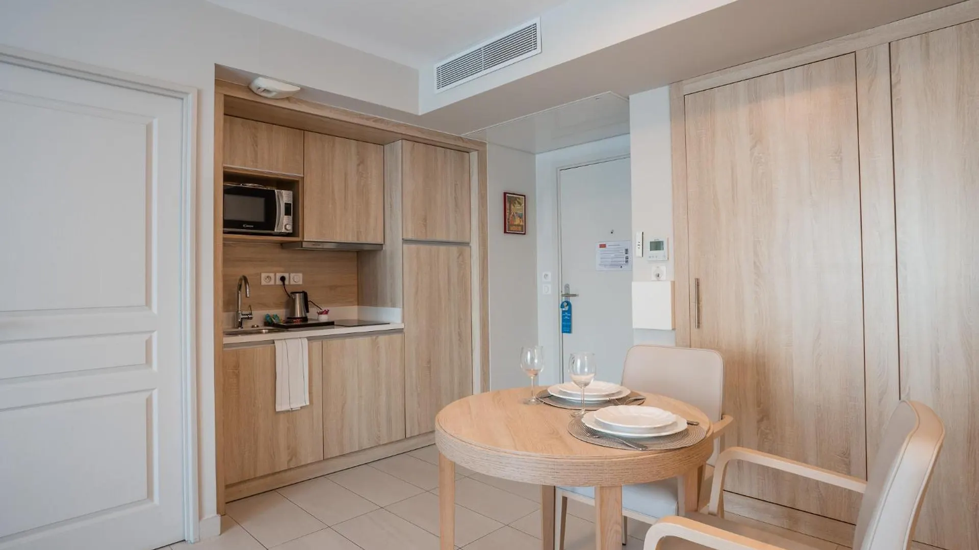 Zenitude Hotel Residences Nice 0*,  Francie